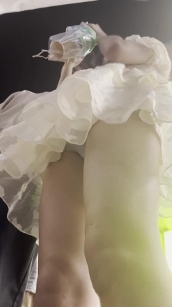 大神偷拍美女裙底风光 ️SR级！漂亮清纯小姐姐选衣服内裤都湿了 ️黄色连衣短裙美女约会蓝色内内湿透了 截图9