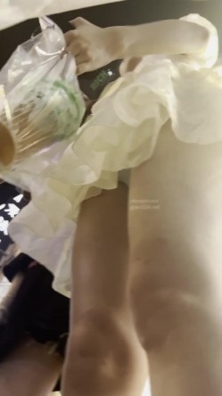 大神偷拍美女裙底风光 ️SR级！漂亮清纯小姐姐选衣服内裤都湿了 ️黄色连衣短裙美女约会蓝色内内湿透了 截图10