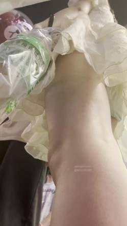 大神偷拍美女裙底风光 ️SR级！漂亮清纯小姐姐选衣服内裤都湿了 ️黄色连衣短裙美女约会蓝色内内湿透了 截图11