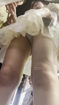 大神偷拍美女裙底风光 ️SR级！漂亮清纯小姐姐选衣服内裤都湿了 ️黄色连衣短裙美女约会蓝色内内湿透了 截图15