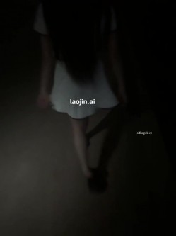 深夜露出野战， 【zhuendong000001】，两个小伙酒吧出来，喝的醉醺醺的美女，露脸，野外脱光后入，刺激 截图1