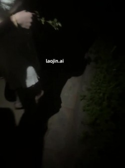 深夜露出野战， 【zhuendong000001】，两个小伙酒吧出来，喝的醉醺醺的美女，露脸，野外脱光后入，刺激 截图2
