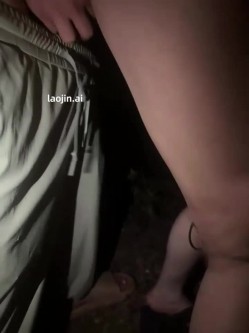 深夜露出野战， 【zhuendong000001】，两个小伙酒吧出来，喝的醉醺醺的美女，露脸，野外脱光后入，刺激 截图9