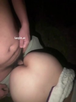深夜露出野战， 【zhuendong000001】，两个小伙酒吧出来，喝的醉醺醺的美女，露脸，野外脱光后入，刺激 截图10