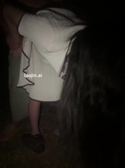 深夜露出野战， 【zhuendong000001】，两个小伙酒吧出来，喝的醉醺醺的美女，露脸，野外脱光后入，刺激 截图11