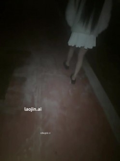 深夜露出野战， 【zhuendong000001】，两个小伙酒吧出来，喝的醉醺醺的美女，露脸，野外脱光后入，刺激 截图14