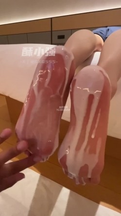 推特28万粉丝国产原创丝袜足交博主「酥小强」付费私拍 线下专约素人模特足交抚摸调情 截图9