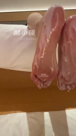 推特28万粉丝国产原创丝袜足交博主「酥小强」付费私拍 线下专约素人模特足交抚摸调情 截图10