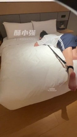 推特28万粉丝国产原创丝袜足交博主「酥小强」付费私拍 线下专约素人模特足交抚摸调情 截图12