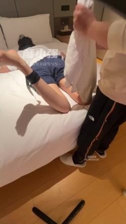 推特28万粉丝国产原创丝袜足交博主「酥小强」付费私拍 线下专约素人模特足交抚摸调情 截图13