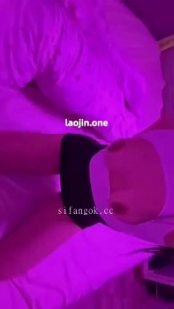 超美阿黑颜女神原档泄密，标准的一个眼镜婊，大眼睛萌妹，反差感，淫荡的表情挑逗极了 截图1