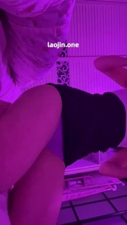 超美阿黑颜女神原档泄密，标准的一个眼镜婊，大眼睛萌妹，反差感，淫荡的表情挑逗极了 截图3