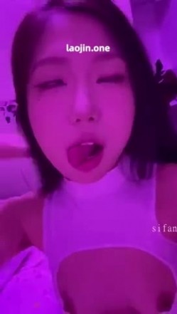 超美阿黑颜女神原档泄密，标准的一个眼镜婊，大眼睛萌妹，反差感，淫荡的表情挑逗极了 截图5