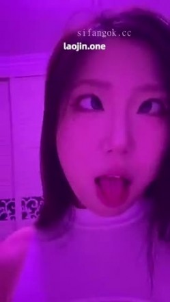超美阿黑颜女神原档泄密，标准的一个眼镜婊，大眼睛萌妹，反差感，淫荡的表情挑逗极了 截图6