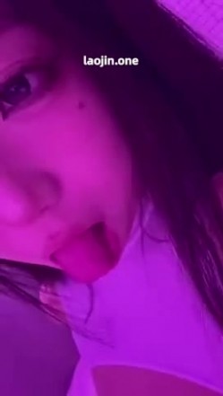 超美阿黑颜女神原档泄密，标准的一个眼镜婊，大眼睛萌妹，反差感，淫荡的表情挑逗极了 截图8