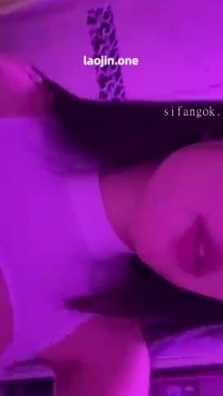 超美阿黑颜女神原档泄密，标准的一个眼镜婊，大眼睛萌妹，反差感，淫荡的表情挑逗极了 截图9