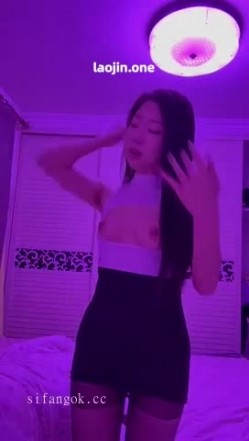 超美阿黑颜女神原档泄密，标准的一个眼镜婊，大眼睛萌妹，反差感，淫荡的表情挑逗极了 截图10