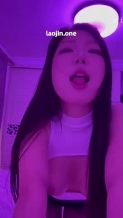 超美阿黑颜女神原档泄密，标准的一个眼镜婊，大眼睛萌妹，反差感，淫荡的表情挑逗极了 截图11
