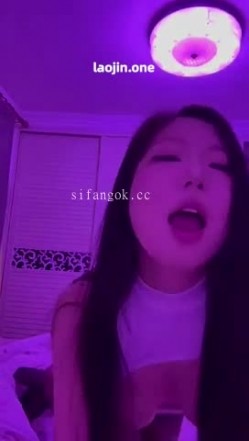 超美阿黑颜女神原档泄密，标准的一个眼镜婊，大眼睛萌妹，反差感，淫荡的表情挑逗极了 截图13