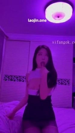 超美阿黑颜女神原档泄密，标准的一个眼镜婊，大眼睛萌妹，反差感，淫荡的表情挑逗极了 截图14