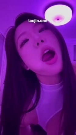 超美阿黑颜女神原档泄密，标准的一个眼镜婊，大眼睛萌妹，反差感，淫荡的表情挑逗极了 截图16