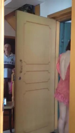 良家少妇和老外订外卖，少妇SM 不穿内裤敞开门拿完外卖，撅起屁股向着门外检查外物，怕看不见又特意撅地高高的！ 截图1