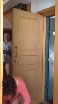 良家少妇和老外订外卖，少妇SM 不穿内裤敞开门拿完外卖，撅起屁股向着门外检查外物，怕看不见又特意撅地高高的！ 截图3