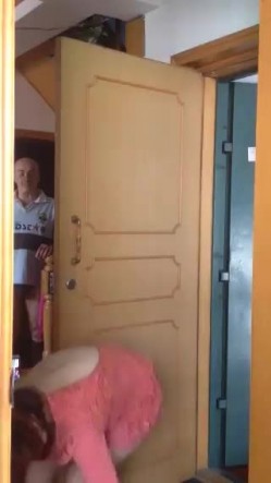 良家少妇和老外订外卖，少妇SM 不穿内裤敞开门拿完外卖，撅起屁股向着门外检查外物，怕看不见又特意撅地高高的！ 截图6