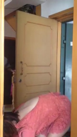 良家少妇和老外订外卖，少妇SM 不穿内裤敞开门拿完外卖，撅起屁股向着门外检查外物，怕看不见又特意撅地高高的！ 截图10