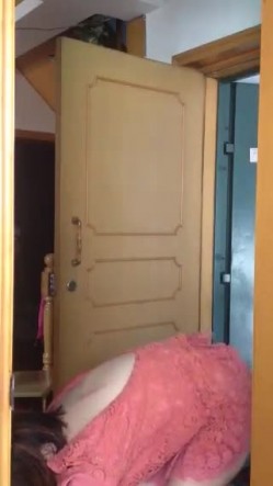 良家少妇和老外订外卖，少妇SM 不穿内裤敞开门拿完外卖，撅起屁股向着门外检查外物，怕看不见又特意撅地高高的！ 截图11