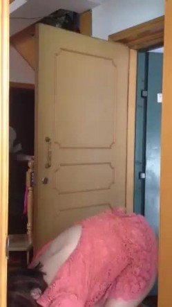 良家少妇和老外订外卖，少妇SM 不穿内裤敞开门拿完外卖，撅起屁股向着门外检查外物，怕看不见又特意撅地高高的！ 截图12
