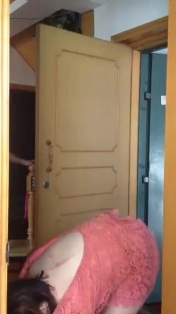 良家少妇和老外订外卖，少妇SM 不穿内裤敞开门拿完外卖，撅起屁股向着门外检查外物，怕看不见又特意撅地高高的！ 截图14
