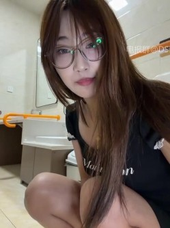 ️超级淫荡骚母狗【GG-BONG1】反差眼镜骚货户外车内道具自慰喷水 截图1