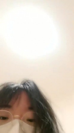 新人~正宗学生妹【清纯少女可可酱】极品美乳~，露脸一看是真年轻，清纯外表，掩盖不住好身材，小骚逼 截图7