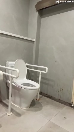 极品户外包臀裙OL女神勾引街边男子进男公厕打炮 女上位小穴骑出白浆 露出性爱真刺激还被无套内射了 截图9