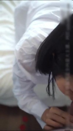 气质美少女为了能入娱乐圈主动给娘娘腔的导演不戴套泄欲 截图9