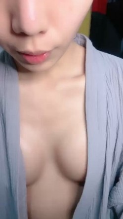 模特气质妹子第一视角蹲下口交，细腻口活好，女上位无套摇缴枪内射特写流出精液 截图15