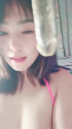 黑丝露脸新来的极品尤物，颜值很高风骚大奶子，坐插道具奶子乱颤淫声荡语不断，逼逼高潮迭起冒白浆不要错过 截图2