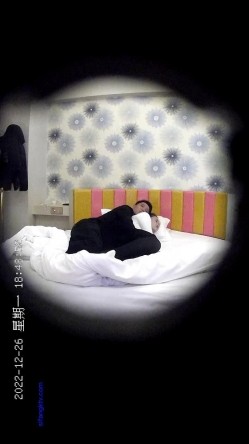 ️酒店偷拍年轻情侣开房女友生气怎么办，扑倒一发又一发 截图1