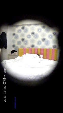 ️酒店偷拍年轻情侣开房女友生气怎么办，扑倒一发又一发 截图2