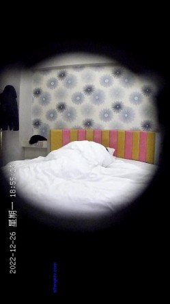 ️酒店偷拍年轻情侣开房女友生气怎么办，扑倒一发又一发 截图3