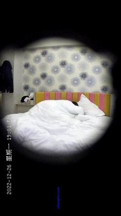 ️酒店偷拍年轻情侣开房女友生气怎么办，扑倒一发又一发 截图5