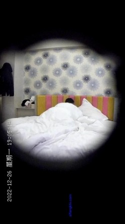 ️酒店偷拍年轻情侣开房女友生气怎么办，扑倒一发又一发 截图6