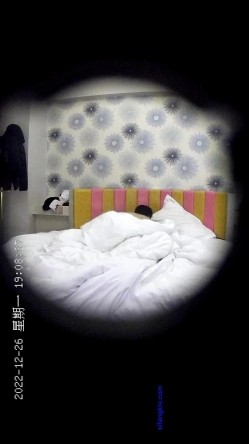 ️酒店偷拍年轻情侣开房女友生气怎么办，扑倒一发又一发 截图7