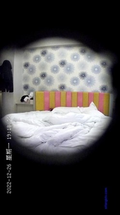 ️酒店偷拍年轻情侣开房女友生气怎么办，扑倒一发又一发 截图10