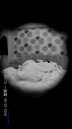 ️酒店偷拍年轻情侣开房女友生气怎么办，扑倒一发又一发 截图11