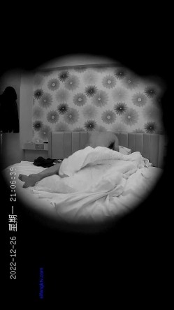 ️酒店偷拍年轻情侣开房女友生气怎么办，扑倒一发又一发 截图12