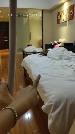 极品美乳00年小骚骚学妹约炮楼上邻家哥哥啪啪干炮 翘美臀后入猛烈撞击 干太猛射玩了套套流逼里了 截图2