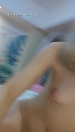 极品美乳00年小骚骚学妹约炮楼上邻家哥哥啪啪干炮 翘美臀后入猛烈撞击 干太猛射玩了套套流逼里了 截图3