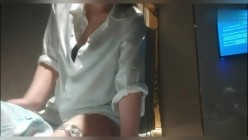 【足疗店勾搭技师美少妇】“你别到处去说”女技师献身客户，直接包房大屁股后入，紧张又刺激 截图2